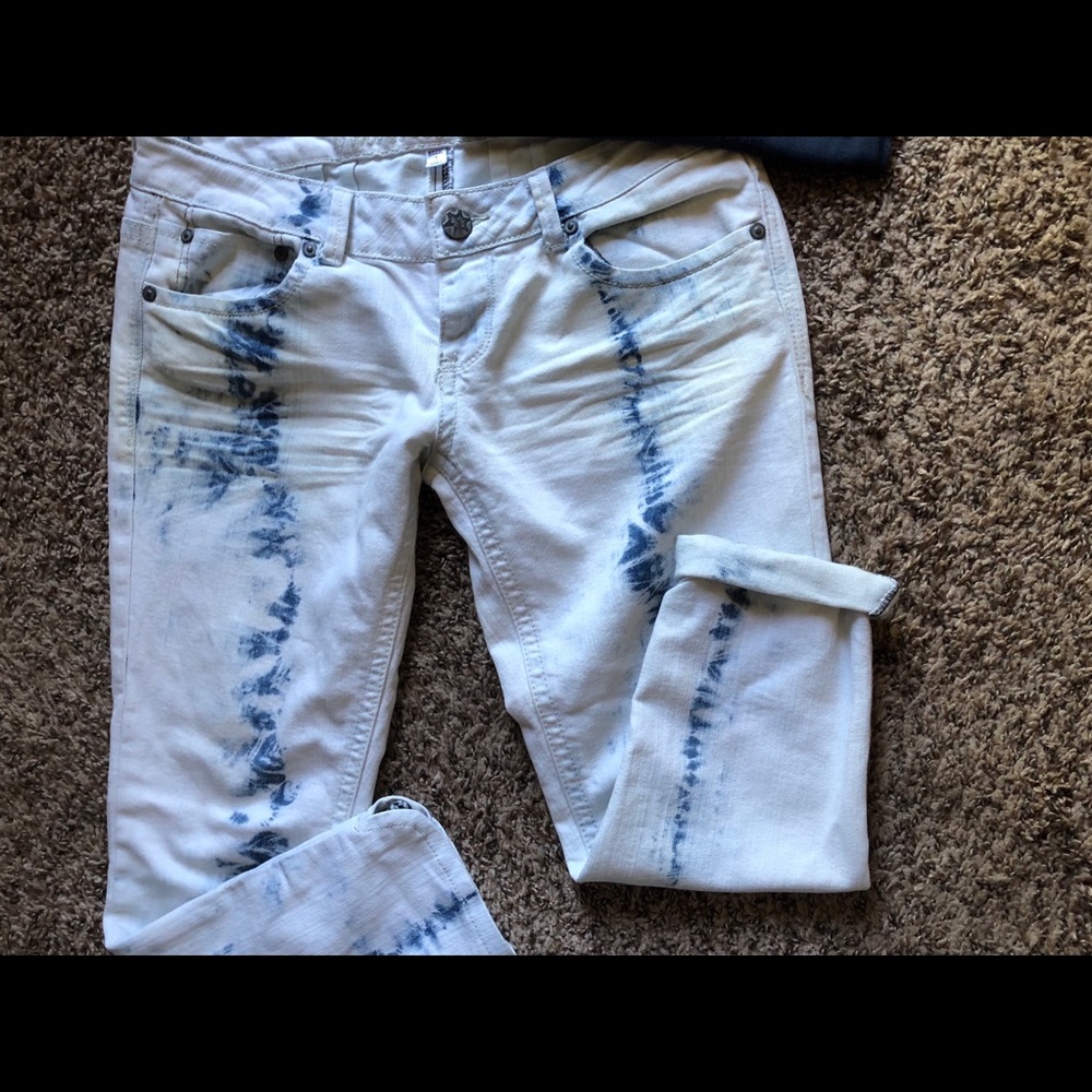 SZ 7 GUC Vanilla Star Acid Wash Capris - Picture 3 of 4